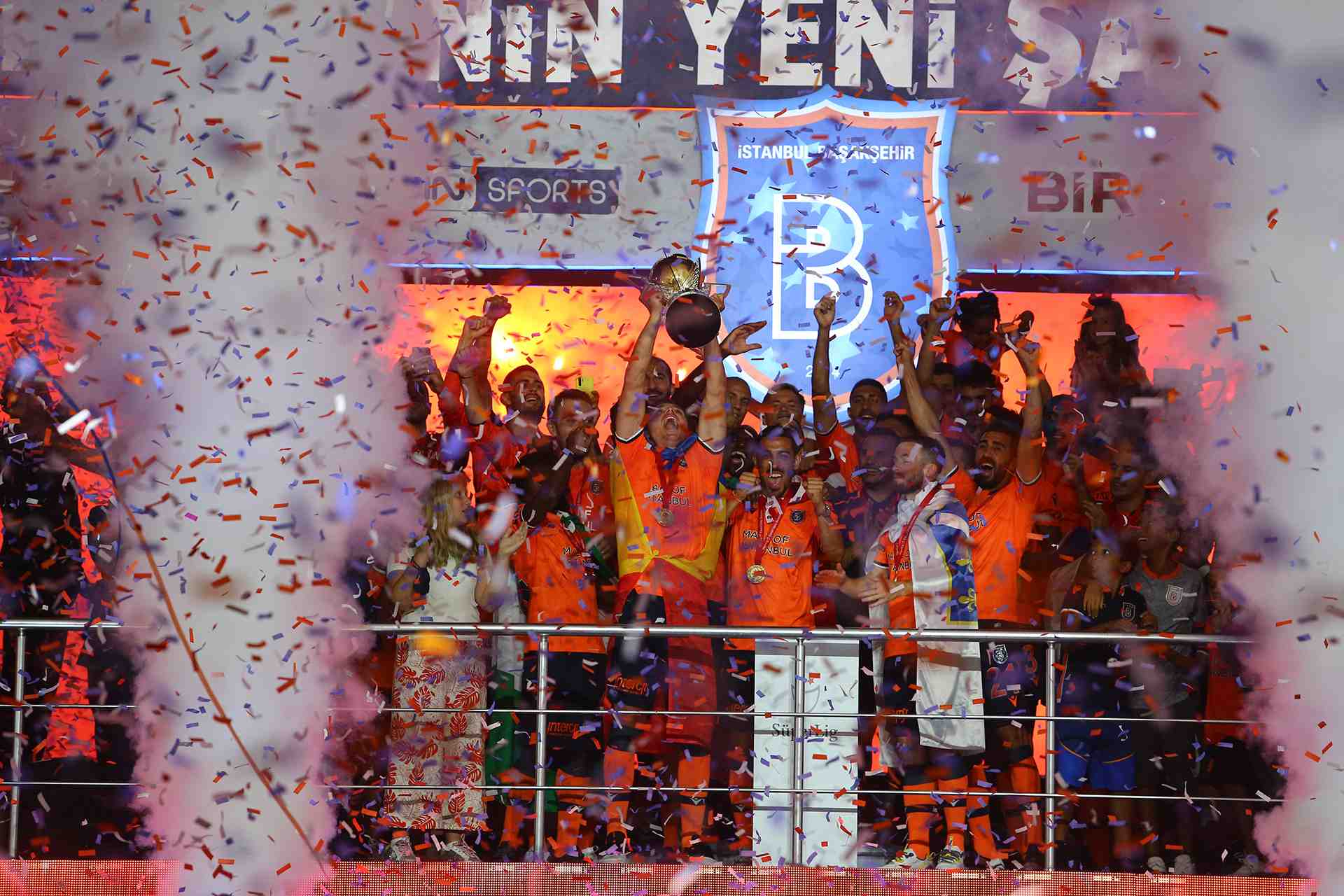 başakşehir şampiyonluk kupa kaldırma kutlama